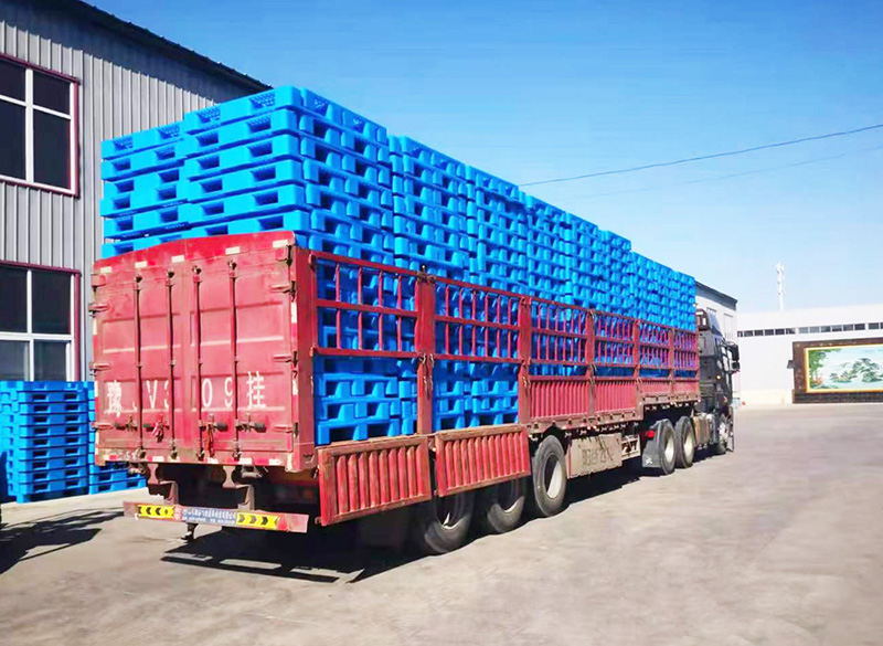 塑料托盤整車發貨，已經裝好準備發車